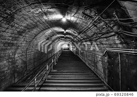 筒石駅：ホームと地上を繋ぐ階段（モノクロ） 69320846