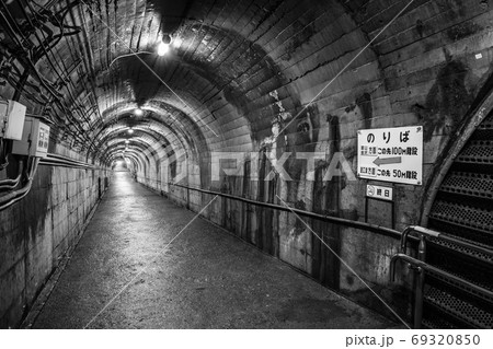 筒石駅：通路（モノクロ） 69320850