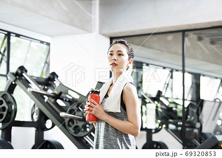 スポーツジム 女性 トレーニング 休憩 スポーツジム 女性 トレーニング 休憩 69320853
