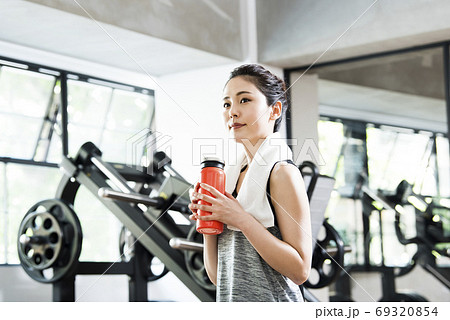 スポーツジム　女性　トレーニング　休憩　 69320854