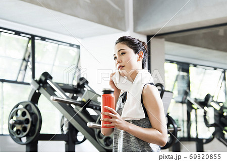 スポーツジム 女性 トレーニング 休憩 スポーツジム 女性 トレーニング 休憩 69320855