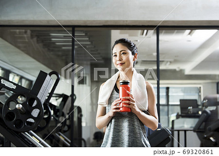 スポーツジム　女性　トレーニング　休憩　 69320861