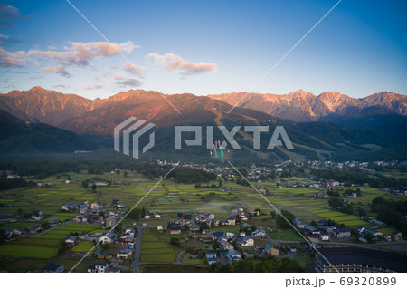 美しいモルゲンロート（朝焼け）の白馬連山　長野県白馬村（ドローンによる空撮） 69320899