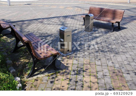 屋外の喫煙所　ベンチと灰皿 69320929