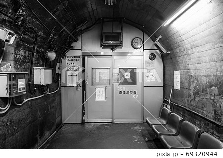 筒石駅:ホーム横待合室(モノクロ) 筒石駅:ホーム横待合室(モノクロ) 69320944