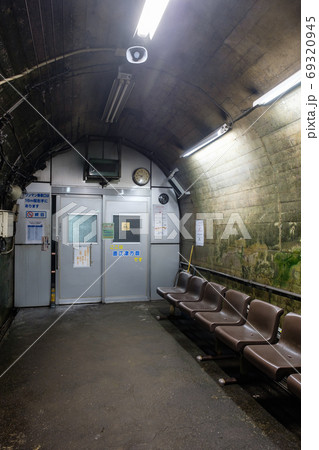 筒石駅：ホーム横待合室 69320945