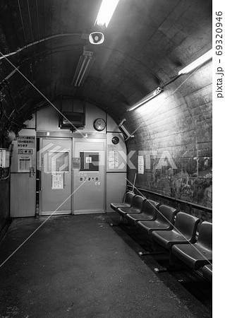 筒石駅：ホーム横待合室（モノクロ） 69320946