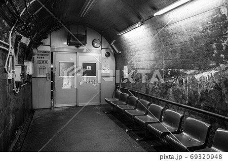 筒石駅：ホーム横待合室（モノクロ） 69320948