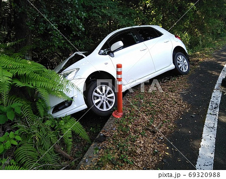 自動車事故 69320988