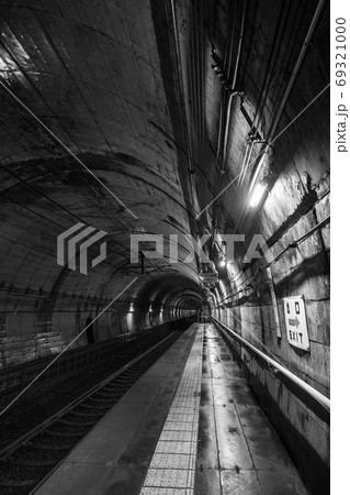 筒石駅：ホーム（モノクロ） 69321000