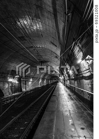 筒石駅：ホーム（モノクロ） 69321008