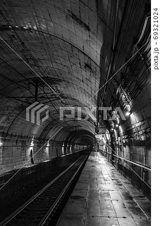 筒石駅：ホーム（モノクロ） 69321024