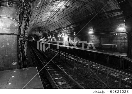 筒石駅：ホーム（モノクロ） 69321028