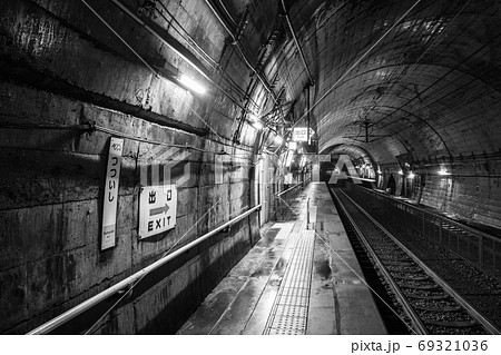 筒石駅：ホーム（モノクロ） 69321036