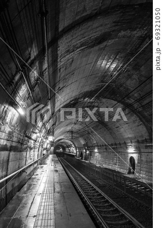 筒石駅：ホーム（モノクロ） 69321050