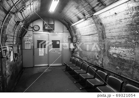 筒石駅:ホーム横待合室(モノクロ) 筒石駅:ホーム横待合室(モノクロ) 69321054