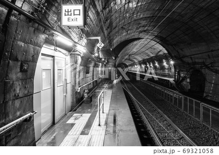 筒石駅：ホーム（モノクロ） 69321058
