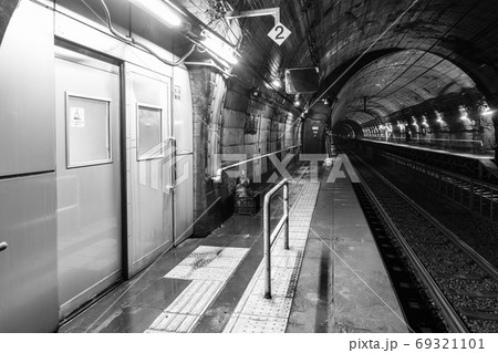 筒石駅：ホーム（モノクロ） 69321101