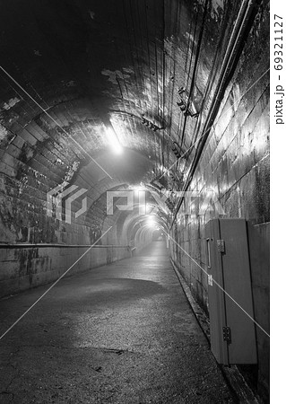 筒石駅：通路（モノクロ） 69321127