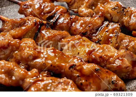 焼き鳥(たれ焼き)盛り合わせのアップ。 69321309