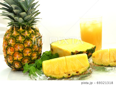 葉付きパイナップルとカットのパイナップルとパイナップルジュース 69321318