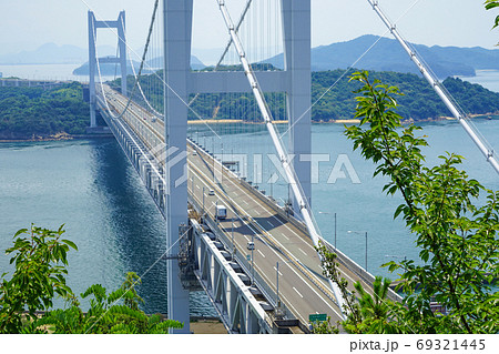 車の行きかう下津井瀬戸大橋を鷲羽山から見下ろす 岡山県倉敷市の写真素材