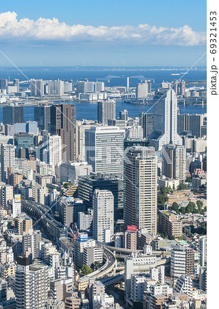 都市風景 高層ビル群と房総半島を望む東京湾の展望の写真素材 都市風景 高層ビル群と房総半島を望む東京湾の展望の写真素材