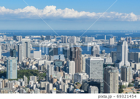 都市風景 東京湾岸の高層ビル群と房総半島を望む東京湾 の写真素材 都市風景 東京湾岸の高層ビル群と房総半島を望む東京湾 の写真素材