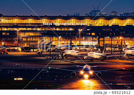 空港 飛行機 羽田空港 離陸 夕陽 夕方 午後 航空会社 エンジン ブレーキ　ターミナル 夜 69321612