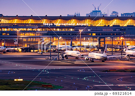 空港 飛行機 羽田空港 離陸 夕陽 夕方 午後 航空会社 エンジン ブレーキ ターミナル 夜 空港 飛行機 羽田空港 離陸 夕陽 夕方 午後 航空会社 エンジン ブレーキ ターミナル 夜 69321614