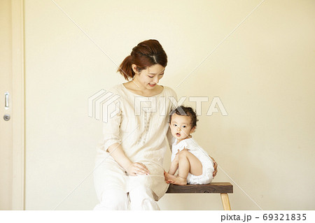母と娘のポートレイト 69321835