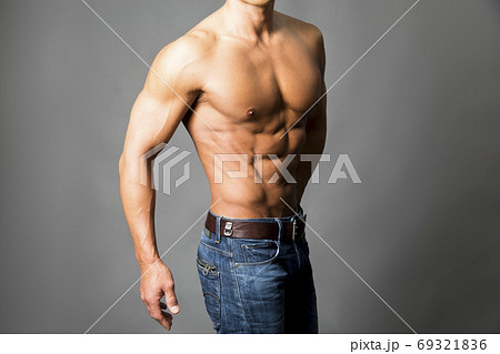 マッチョな男性 69321836