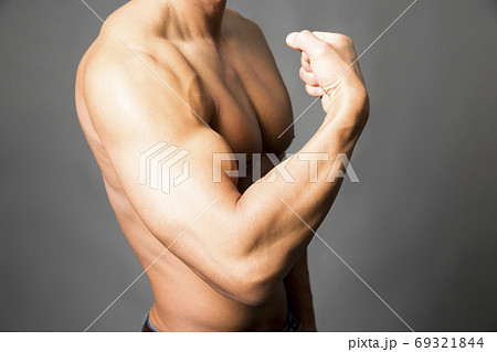 腕の筋肉 69321844