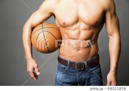 バスケットボールとマッチョな男性 69321858