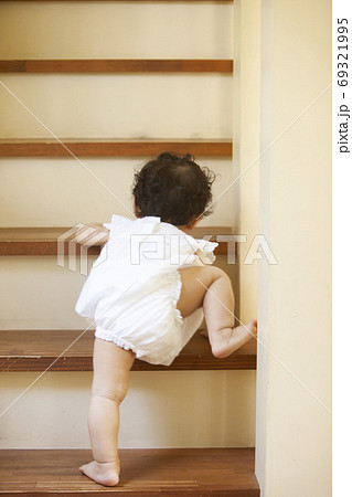 階段をのぼる赤ちゃん 69321995