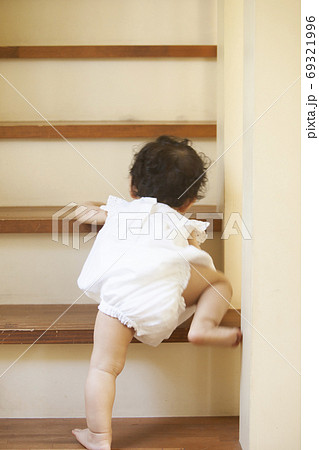 階段をのぼる赤ちゃん 階段をのぼる赤ちゃん 69321996