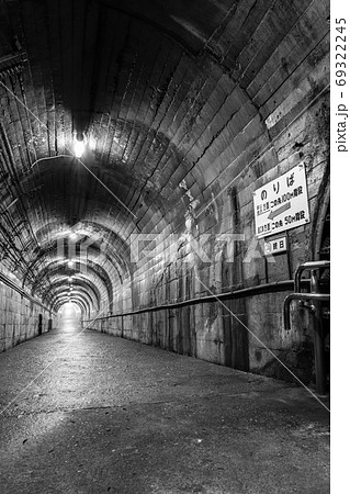 筒石駅:通路(モノクロ) 筒石駅:通路(モノクロ) 69322245
