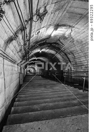 筒石駅：ホームと地上を繋ぐ階段（モノクロ） 69322295