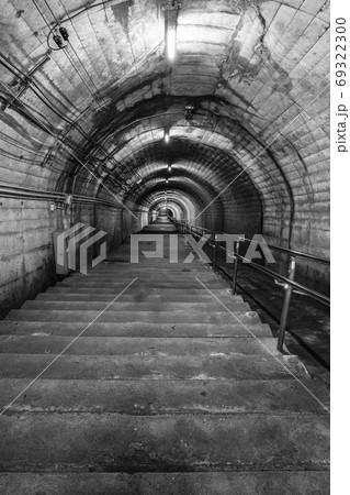 筒石駅:ホームと地上を繋ぐ階段(モノクロ) 筒石駅:ホームと地上を繋ぐ階段(モノクロ) 69322300