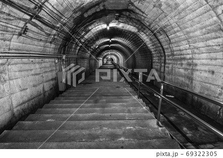 筒石駅:ホームと地上を繋ぐ階段(モノクロ) 筒石駅:ホームと地上を繋ぐ階段(モノクロ) 69322305