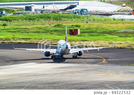 空港の風景　タキシング中の飛行機　宮城県名取市 69322532
