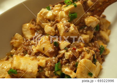 麻婆豆腐を皿に盛る 麻婆豆腐を皿に盛る 69322996