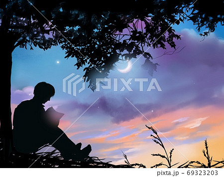 木々と稲穂の田園風景の中本を読む青年のシルエットと夕暮れのイラスト素材