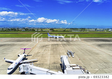 空港の風景　トーイングトラクターと飛行機　宮城県名取市 69323382