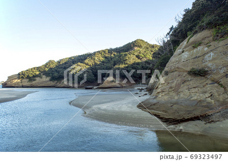 鹿児島県 種子島 中種子町の奇岩がある熊野海水浴場の写真素材