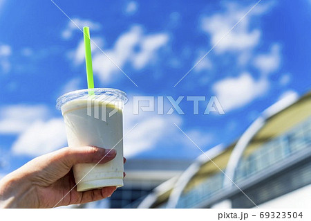 ずんだ味シェイクと仙台空港駅　青空　宮城県名取市 69323504