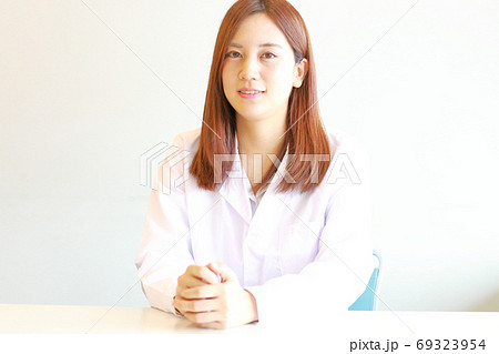 オンライン診療_笑顔で話を聞く看護師 オンライン診療_笑顔で話を聞く看護師 69323954