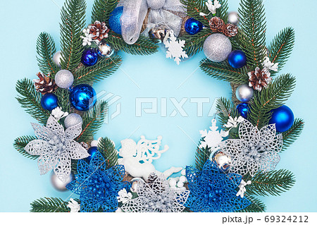 christmas wreath on a blue background, flatley, copy space christmas wreath on a blue background, flatley, copy space 69324212