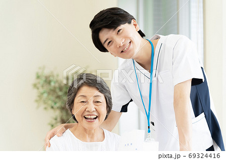 訪問薬剤師とシニア女性【在宅医療】 訪問薬剤師とシニア女性【在宅医療】 69324416