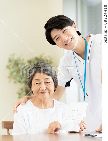 訪問薬剤師とシニア女性【在宅医療】 69324418